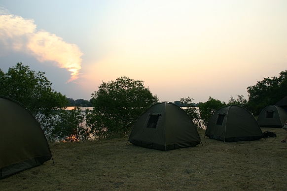 Op de camping van Mukambi Lodge : Aan het water met zonsondergang