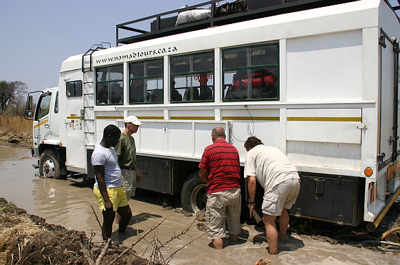 Tommy, onze truck, in de modder