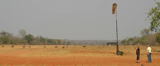Ans en ik op het vliegveld van Mana Pools