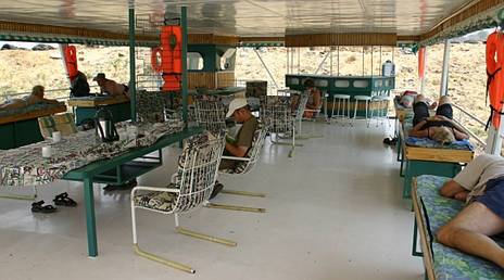 Aan boord van de house-boat Take it away