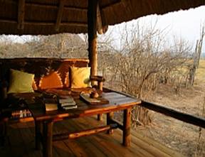 De `zitkamer` in onze hut in Matusadona