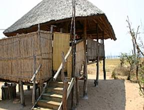 Onze hut op palen in Matusadona: Goed voor het uitzicht.