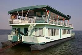 De House-boat Take it Away op lake Kariba